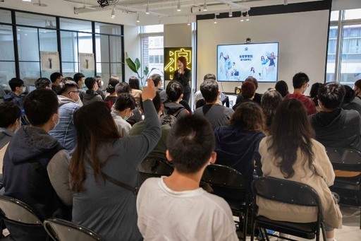世新資傳學生至浪LIVE總部進行參訪,浪LIVE除了深入淺出介紹直播產業及品牌現況外,也特別針對經紀經營和企業管理向同學進行分享