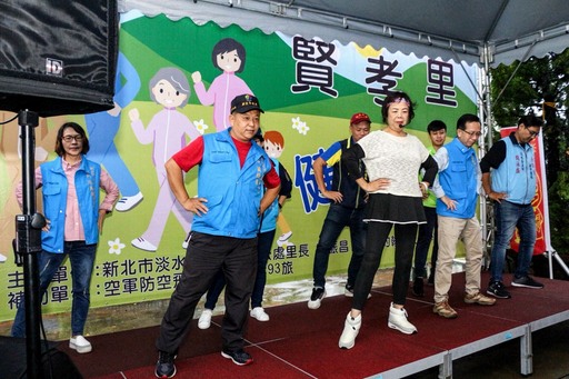 健走前的「動健康」體操,帶領所有參與人員一起熱身。