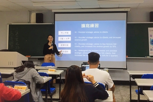 吳佩伃講師指導學生撰寫英文履歷