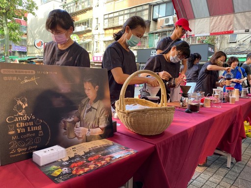 現場提供阿里山藝伎豆手沖咖啡及咖啡達人講座。圖/雷門數據服務股份有限公司