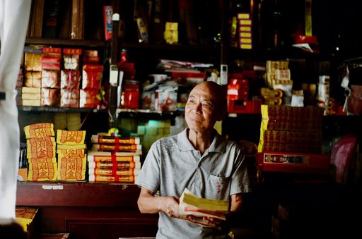 此次也融合常民生活及最接近信仰的產業點綴，例如：佛具店、香鋪店、繡莊等，呈現信仰與生活間的緊密關係，將一一記錄在特展中。照片為艋舺百年香舖「老明玉香舖」第三代黃條原先生。