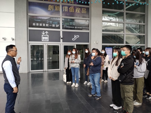 南港國際展覽中心二館展會業務組賴登科組長(左)解說二館現況與三大特色裝置藝術