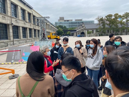 松山文創園區 學生分團進行導覽解說
