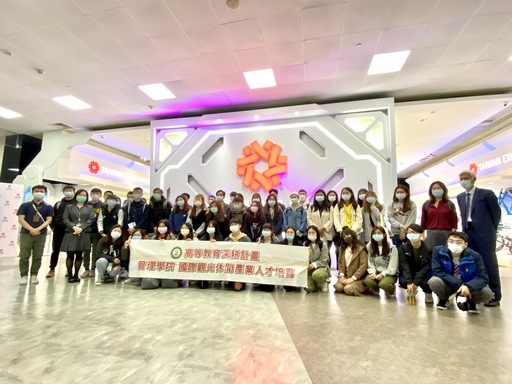 東華大學觀遊系參訪師生與中心代表於南港展覽中心臺灣精品館前合影,(右後一)羅明植主任、(右後二)東華大學陳麗如主任、(左三)傅勻嫚組長