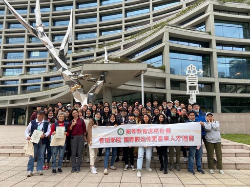 國立東華大學觀光暨休閒遊憩學系師生於松山文創園區與導覽志工王維一 先生(左前一)、張淑麗女士(左前二) 合照留影