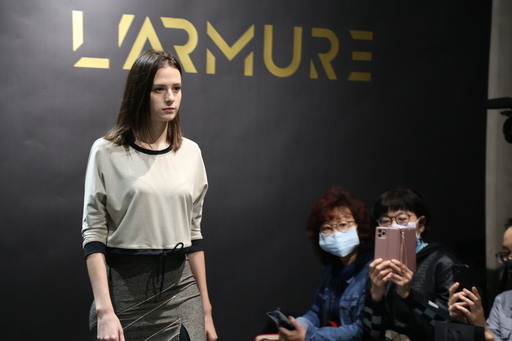 L’ARMURE不畏疫情衝擊，舉辦健康疫時尚展演秀並同步進行線上直播。