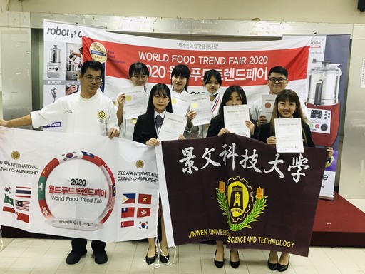 景文科大烘培選手與指導老師楊永富(左)合影。