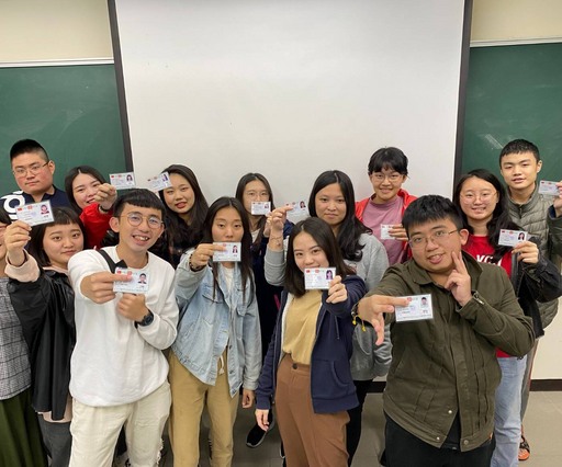 聖約翰科大老人服務事業系學生在校內檢定場原地考照,照顧服務員證照合格率近九成。