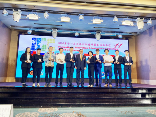 景文科大電資學院團隊獲獎上台接受頒獎。