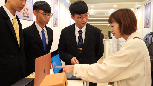 畢業製作「I’m SRG」小組為參觀者介紹系統特色。(世新大學提供)