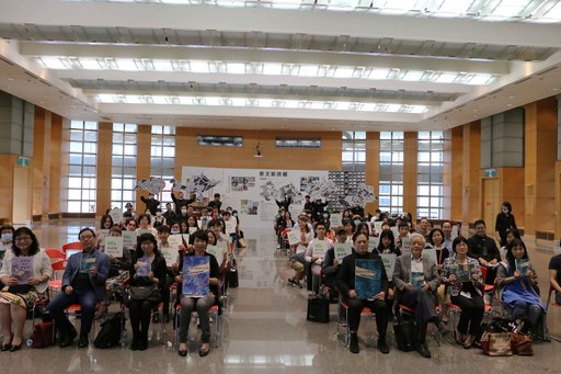 新北市副市長吳明機、文化局局長龔雅雯、文學獎評審團及各獎項得獎人大合照