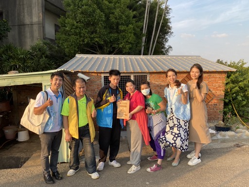 大合照右起方舟教養院廖心慈院長,頂新和德文教基金會蕭巧怡副執行長