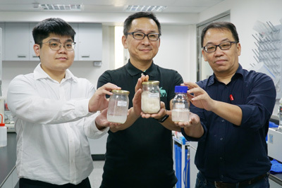 大葉大學育成中心吳建一主任(右)與森田生醫周俊旭執行長(中)合作開發新原料
