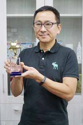 森田生醫周俊旭執行長(左)獲最佳企業家,感謝大葉大學產學合作的協助