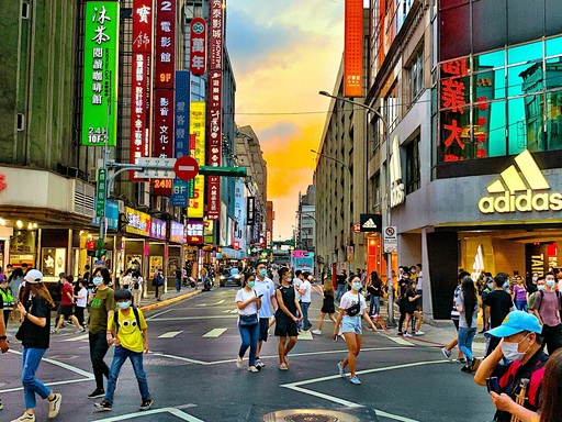 集記憶組第一名_作品名:懸日下的疫情_ 拍攝者:唐義宏