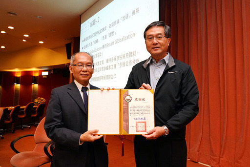 徐興慶校長頒發感謝狀予蘇顯揚總顧問