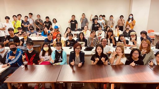 黃勻弦演講後跟數媒系師生們大合照。