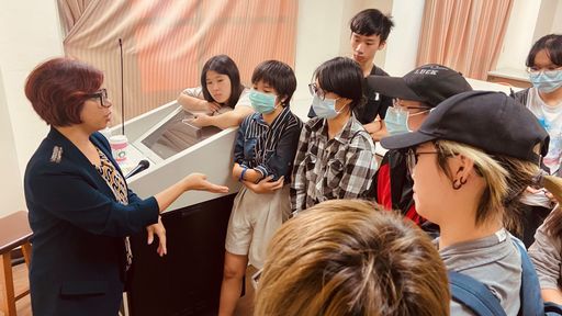 黃勻弦演說後許多數媒系同學圍繞請教問題。