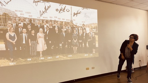 黃勻弦應邀參加2019年法國凱薩影展,與來自世界各國最佳導演們合影。