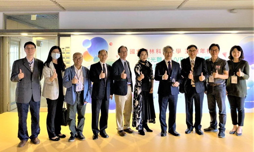 雲林科技大學蘇純繒副校長(左5)、洪肇嘉產學長(右3)與中央研究院廖俊智院長(右4)參訪雲科大30週年校慶數位光雕ARVR校慶影音特展