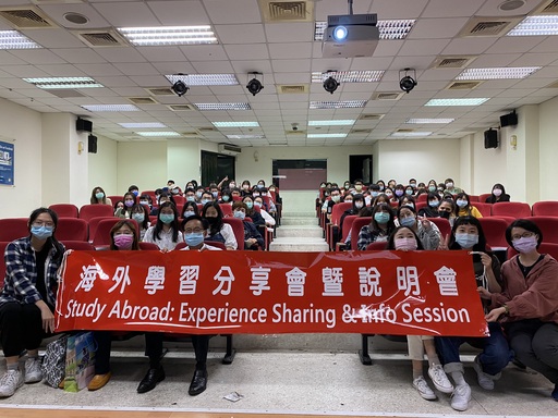 亞大國際學院院長陳英輝與參加分享會的同學合影。