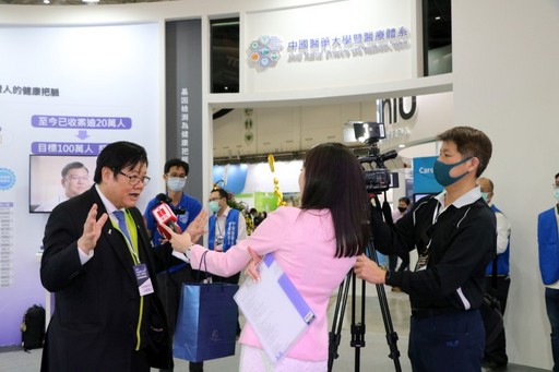 洪明奇校長接受媒體採訪分享科研成果。