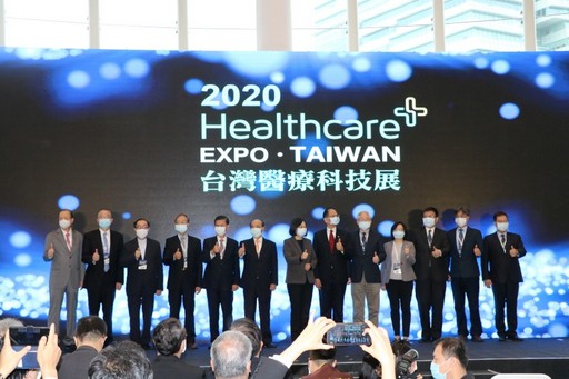 蔡英文總統偕生策會副會長蔡長海董事長(左)共同主持《2020台灣醫療科技展》揭幕式。