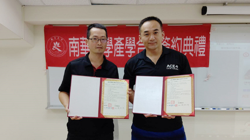 南華大學運動學程許伯陽主任(左)與泰坦運動空間負責人簡翔偉先生(右)簽署產學合作。