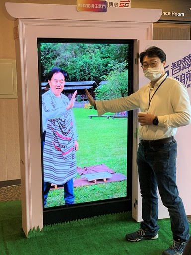透過雷門數據服務展示的「5G實境任意門」,花蓮山月村的村長及台北與會來賓進行異地智慧互動。圖/雷門數據服務股份有限公司