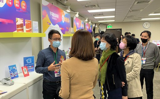 雷門數據服務展示攤位上聚集諮詢人潮,專業回覆來賓問題。圖/雷門數據服務股份有限公司