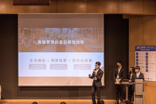 中信金融管理學院金管所何澍亞(左一)、科金所宋馨瑜(右一)以穩健的台風,獲個人傑出菁英獎的肯定。