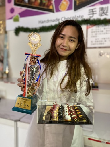 城市科大烘焙學程學生徐宇薇參加手製巧克力項目比賽，她以「耶誕城」作品榮獲銀牌肯定。