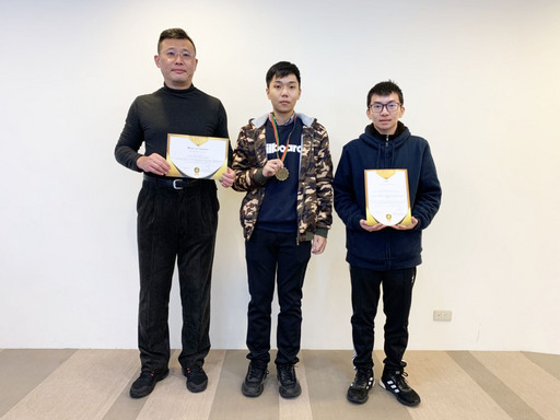 景文科大資工系主任應誠霖教授(左)指導學生林冠閎、郭庭佑榮獲金牌。