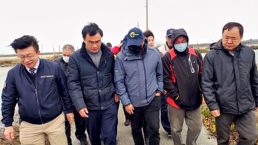 陳吉仲主委與立法委員郭國文一同在養殖區現勘