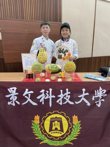 景文科大高世達指導老師與榮獲金牌選手謝幸怡合影。