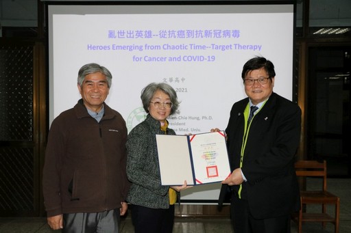 李靜怡家長會長致贈感謝狀給洪明奇校長、左為何富財校長。