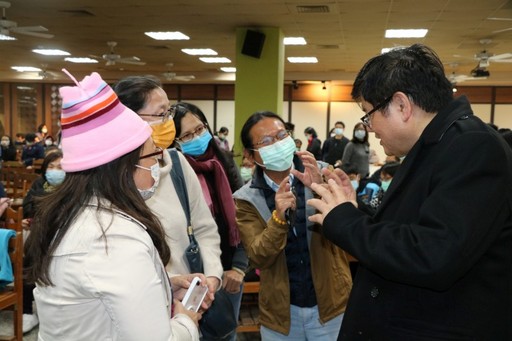 洪明奇校長與家長討論學生的未來發展。