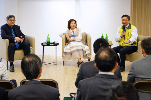 教育部技職司楊玉惠司長(中)、1111人力銀行張篆楷總經理(左)及臺南市政府經濟發展局陳凱凌局長(右)對談臺南產業未來與人才佈局。(中信金融管理學院提供)