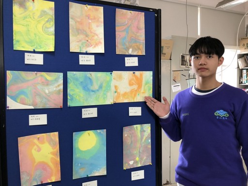 金山高中學生展出美術作品。