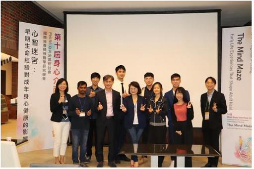 \蘇冠賓教授(左二)團隊後排左三為鄭思惟同學。