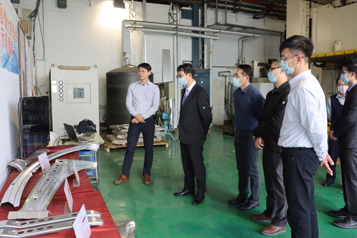 仁寶電腦李盛宏資深副總(左二)帶領團隊參觀金屬中心鋁溫熱成形實驗室。