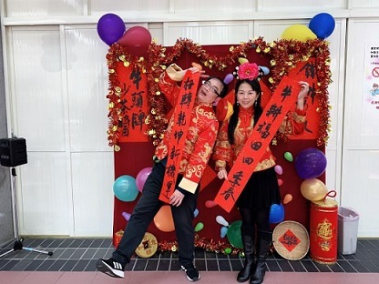 謝忠恆主任親自在牛年主題打卡牆前拍照