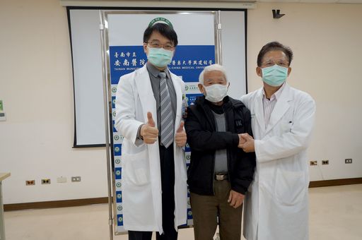劉建興醫師、病人徐先生、許秉毅副院長(右起)合影。