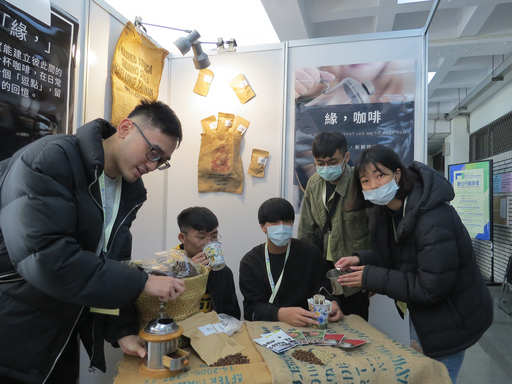 臺北大學數位行銷學程學生李冠霆等人活用所學行銷自家咖啡
