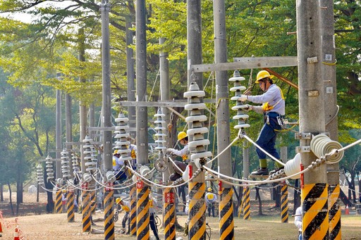 圖說: 台電今日於高雄訓練中心舉辦技能競賽,其中包含近300名30歲以下的年輕同仁參賽,在30個競賽項目中與前輩們大車拼。