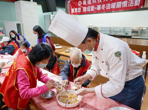 育達科技大學餐旅系黃家洋老師親自教導長輩各水餃樣式的包法