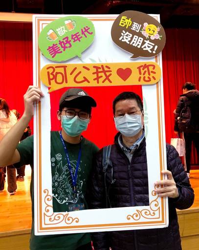 景文科大互助孫帶銀髮耆老一日大學體驗。