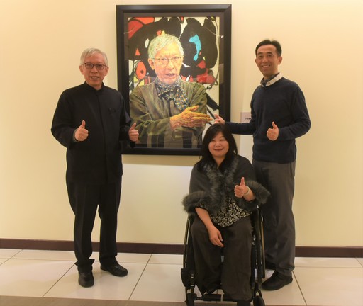 右起國立國父紀念館王蘭生館長、身障藝術家藝術家呂瓊慧及國立台灣美術館梁永斐館長合影