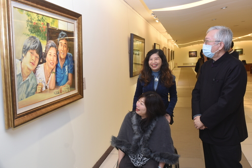 國立台灣美術館館長梁永斐參觀「破繭而出-呂瓊慧粉彩.油畫個展」展覽