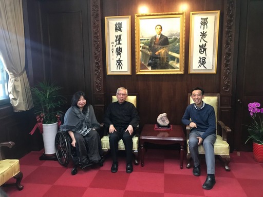 右起國立國父紀念館館長王蘭生、國立台灣美術館館長梁永斐及身障藝術家呂瓊慧合影